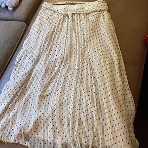 Lovely knife pleated white and black skirt Loft size 8